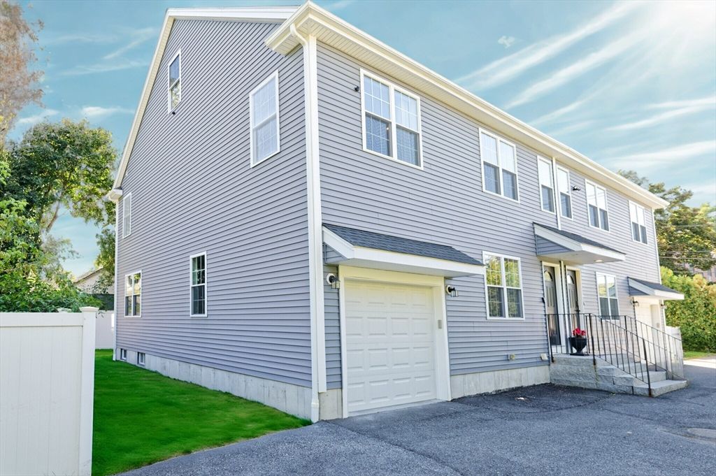 Attached, Exterior, Facade, Rowhouse