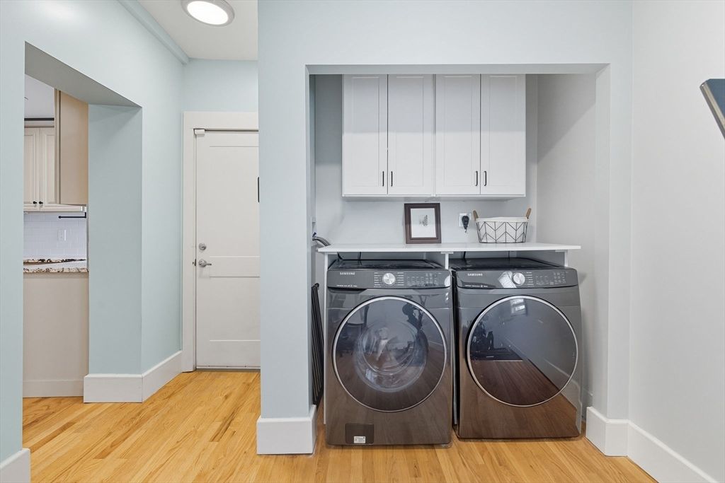 Interior, Recessed Lighting, Washer, Wood Texture Flooring