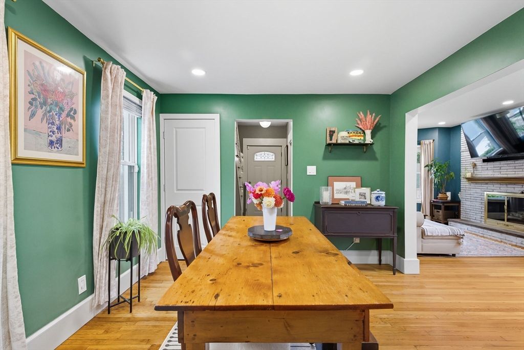Dining room, Fireplace, Interior, Recessed Lighting, Wood Texture Flooring