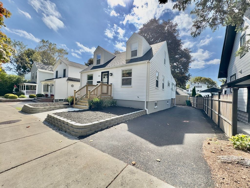 Exterior, Facade, Cape Cod