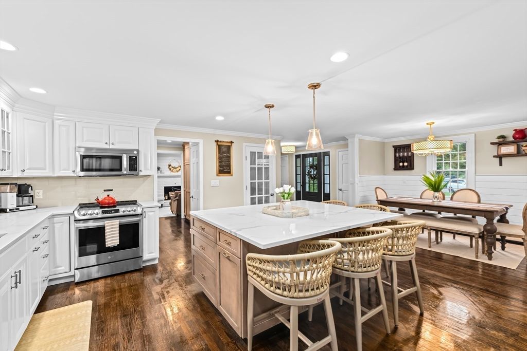 Dining room, Interior, Kitchen, Pendant Lights, Recessed Lighting, Stainless Steel Appliances, Wood Texture Flooring