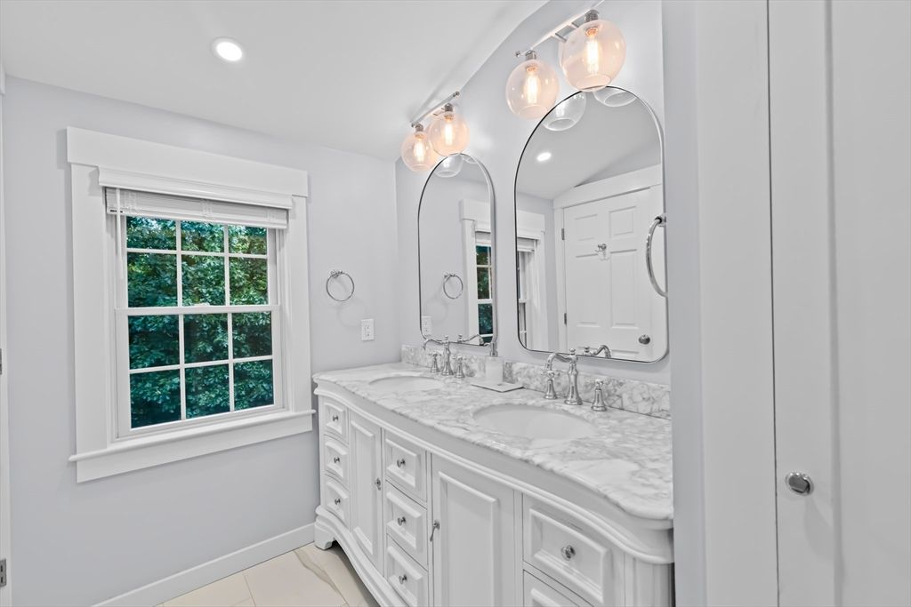 Bathroom, Dual Sink Vanities, Interior, Recessed Lighting