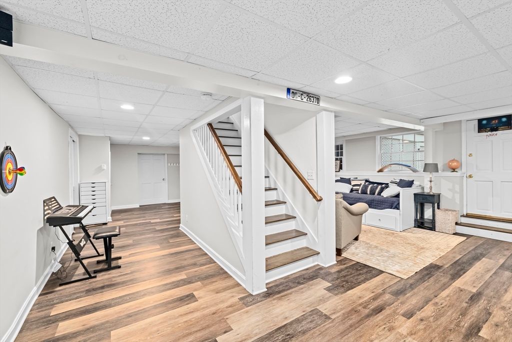 Interior, Recessed Lighting, Wood Texture Flooring