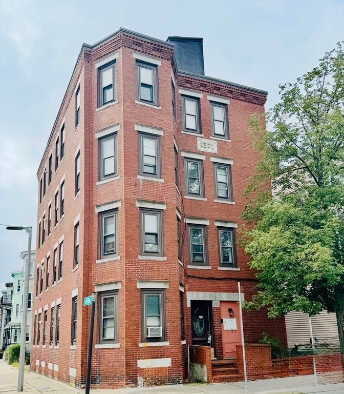 Exterior, Facade, Brick Facade, Rowhouse