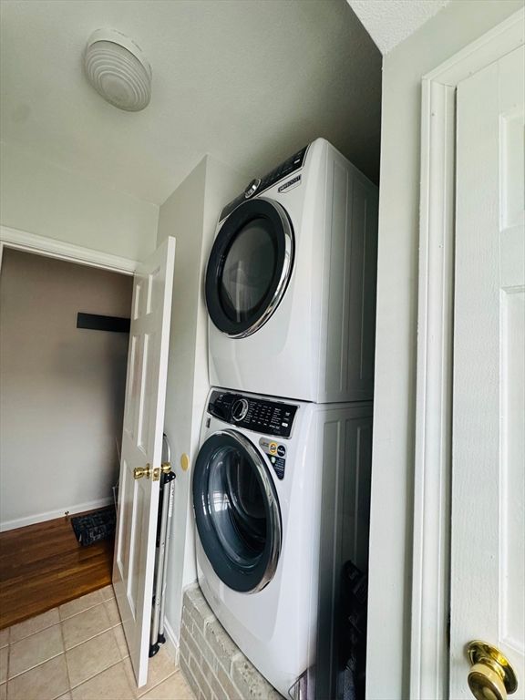 Interior, Washer, Wood Texture Flooring
