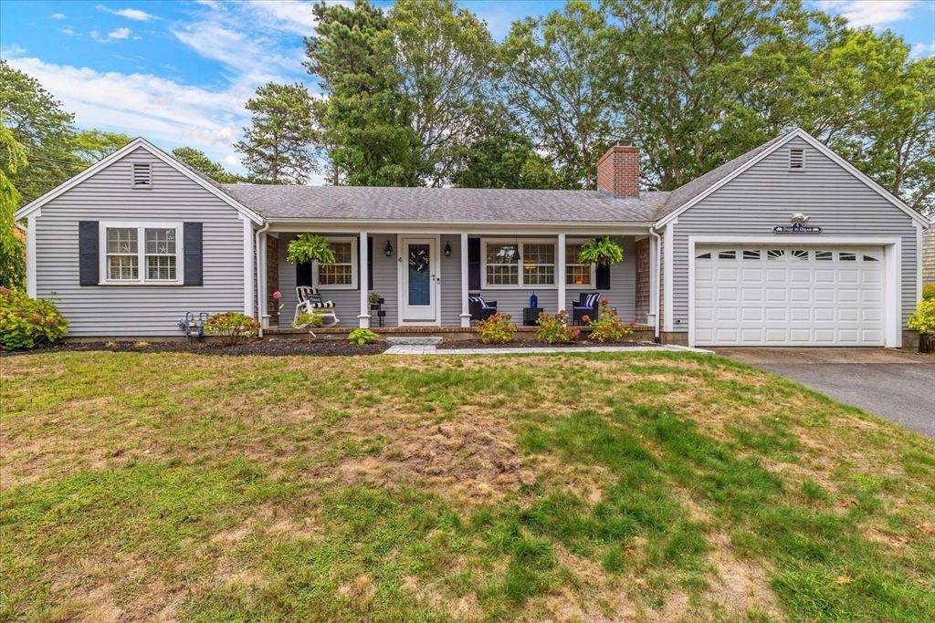 Attached, Exterior, Facade, Ranch