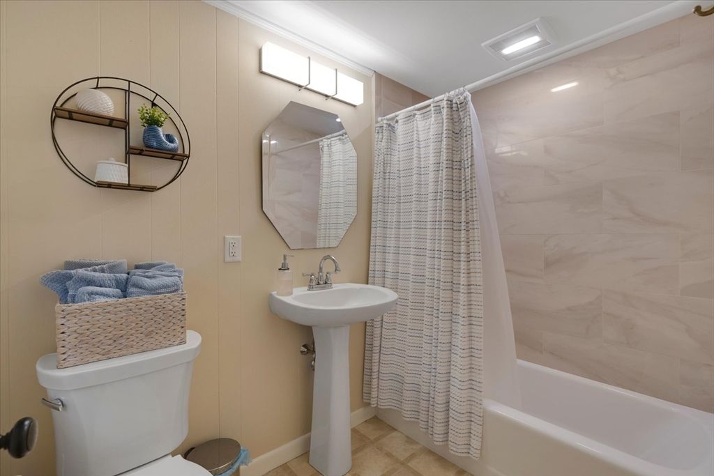 Bathroom, Interior, Recessed Lighting