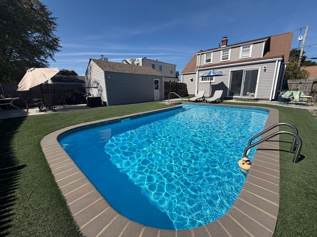 Exterior, Pool