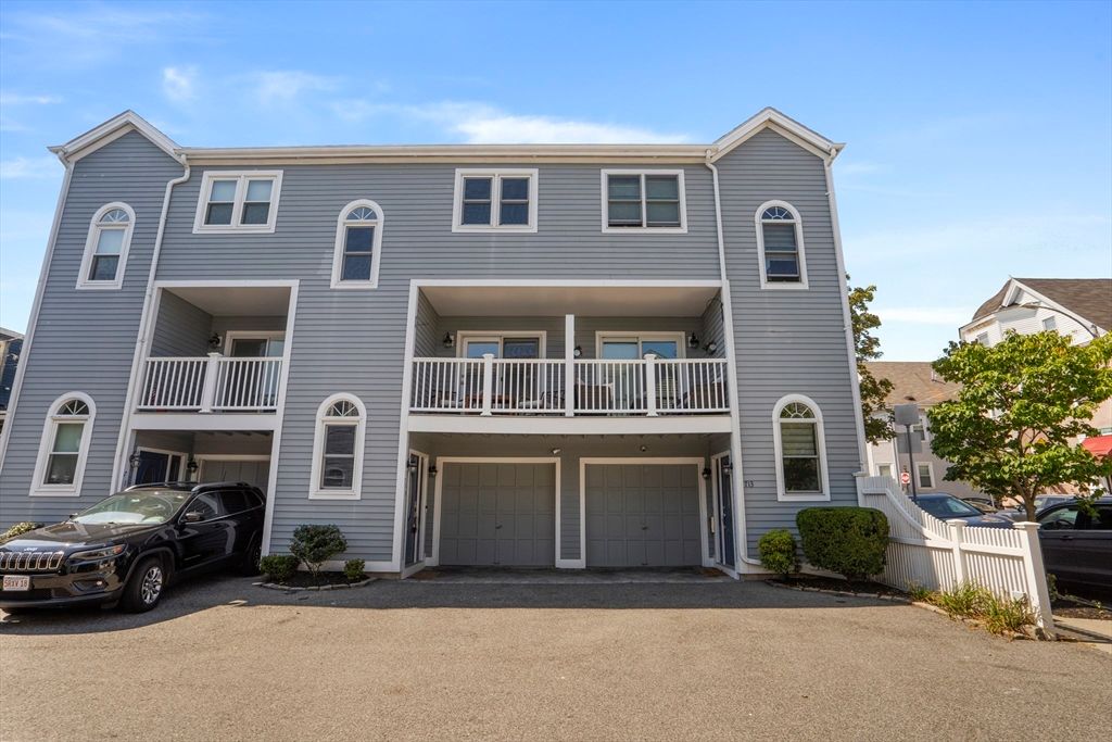 Attached, Exterior, Facade, Rowhouse