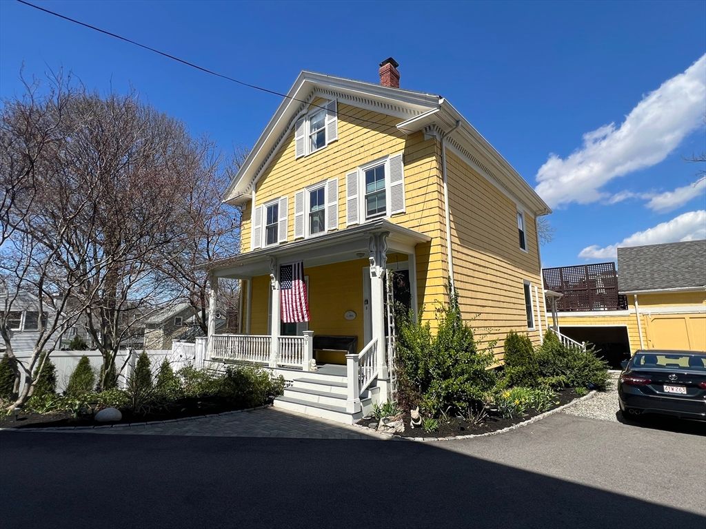 Exterior, Facade, Queen Anne Victorian