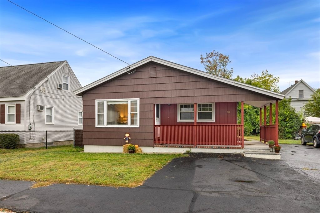 Exterior, Facade, Ranch