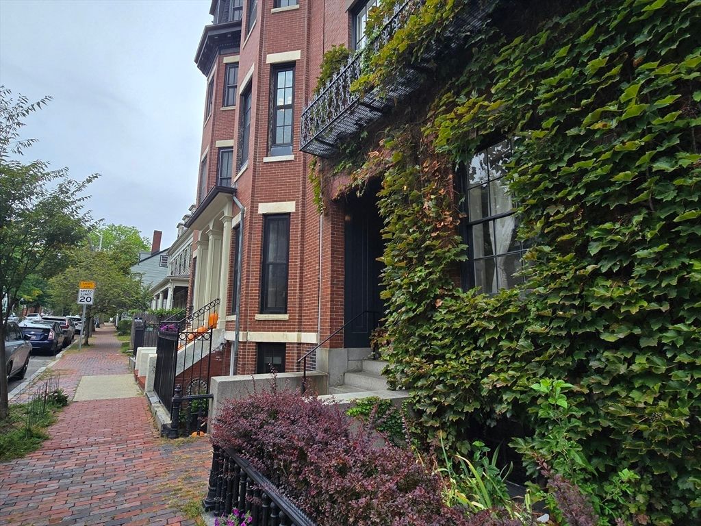 Exterior, Facade, Brick Facade, Rowhouse