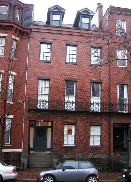 Exterior, Facade, Brick Facade, Rowhouse