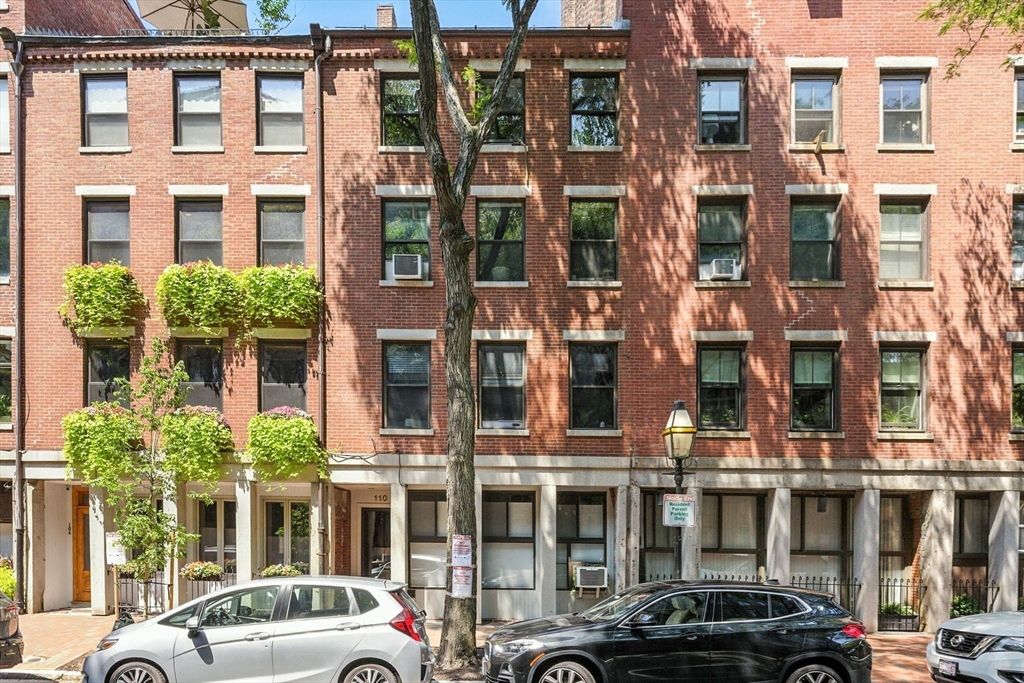 Exterior, Facade, Brick Facade, Rowhouse