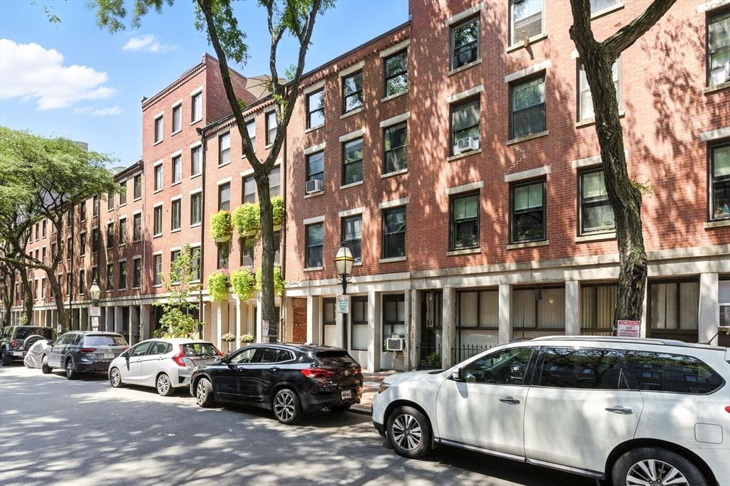 Exterior, Facade, Brick Facade, Rowhouse