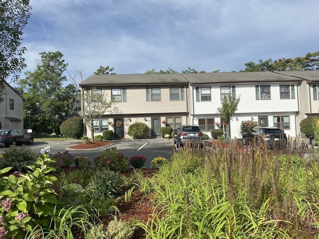 Attached, Exterior, Facade, Raised Ranch