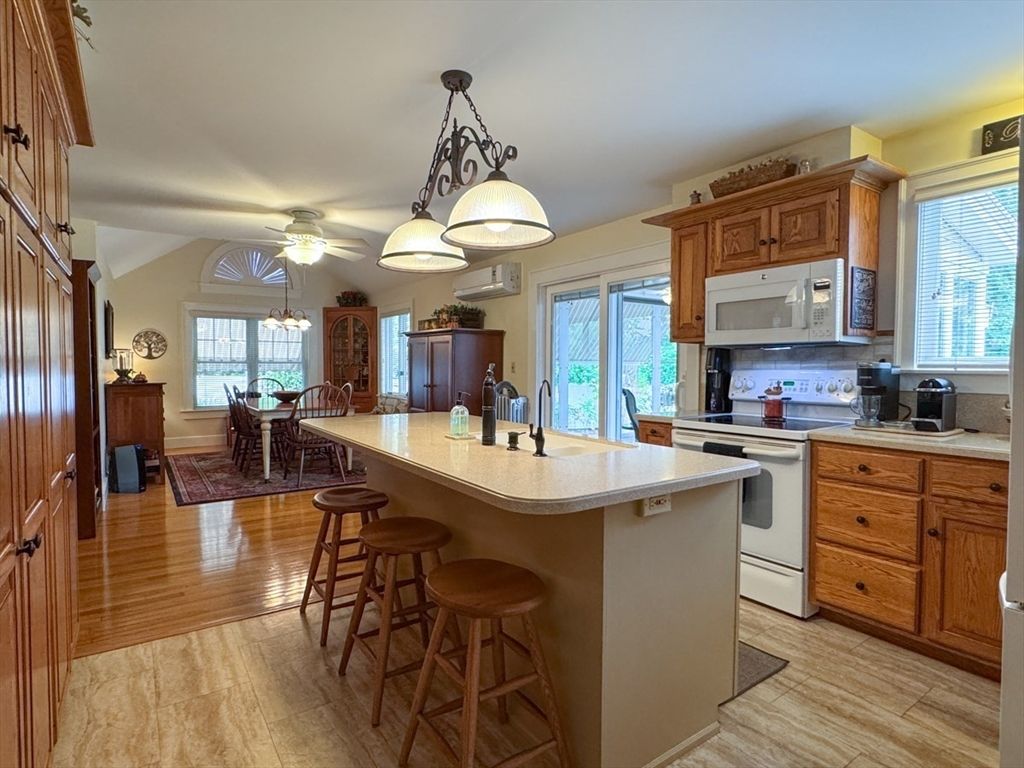Dining room, Interior, Kitchen, Pendant Lights, Wood Texture Flooring