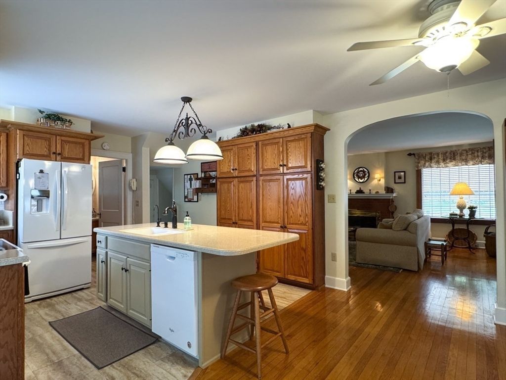Interior, Kitchen, Living room, Pendant Lights, Wood Texture Flooring