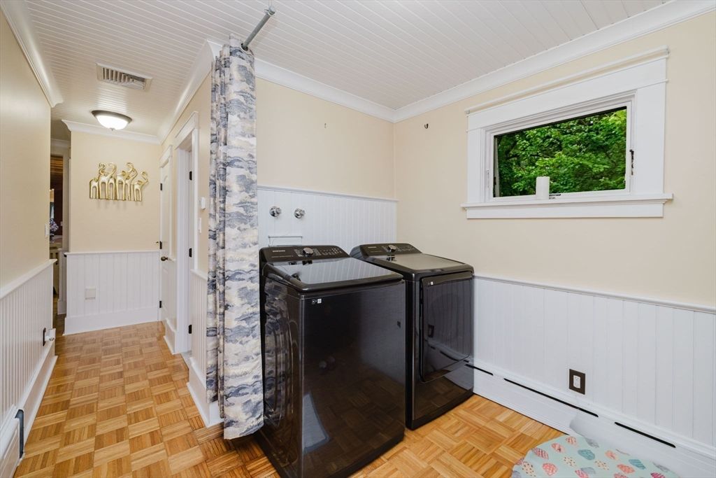 Interior, Washer, Wood Texture Flooring
