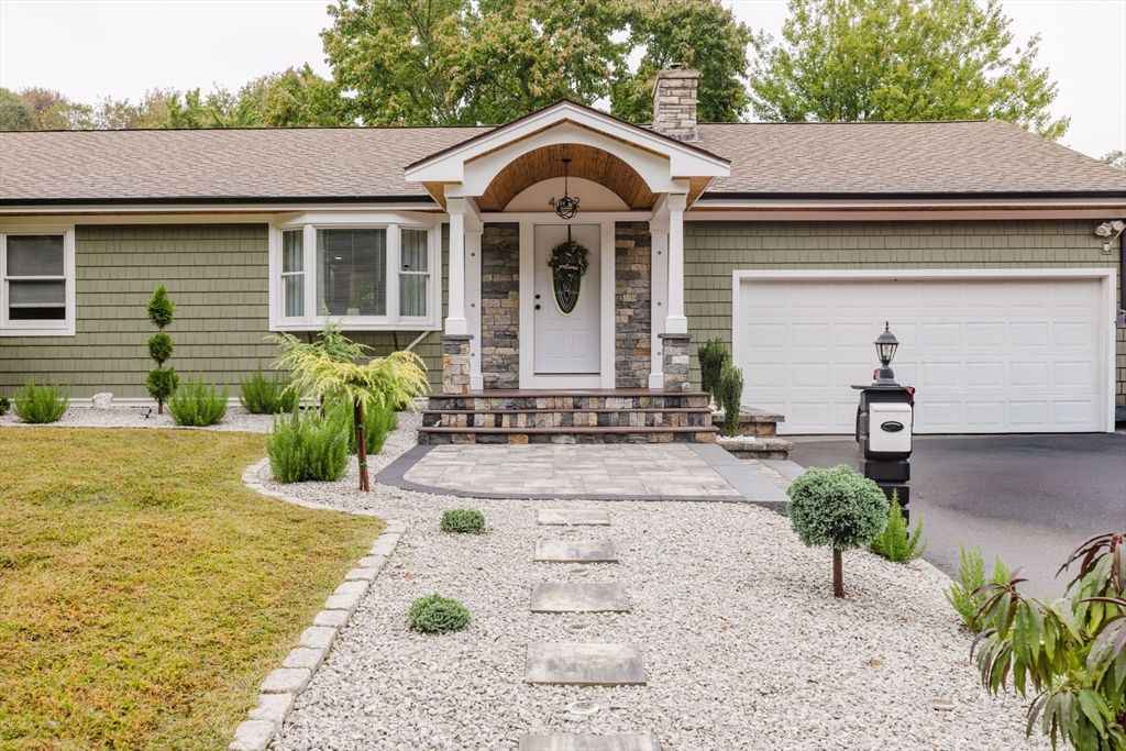 Attached, Exterior, Facade, Ranch