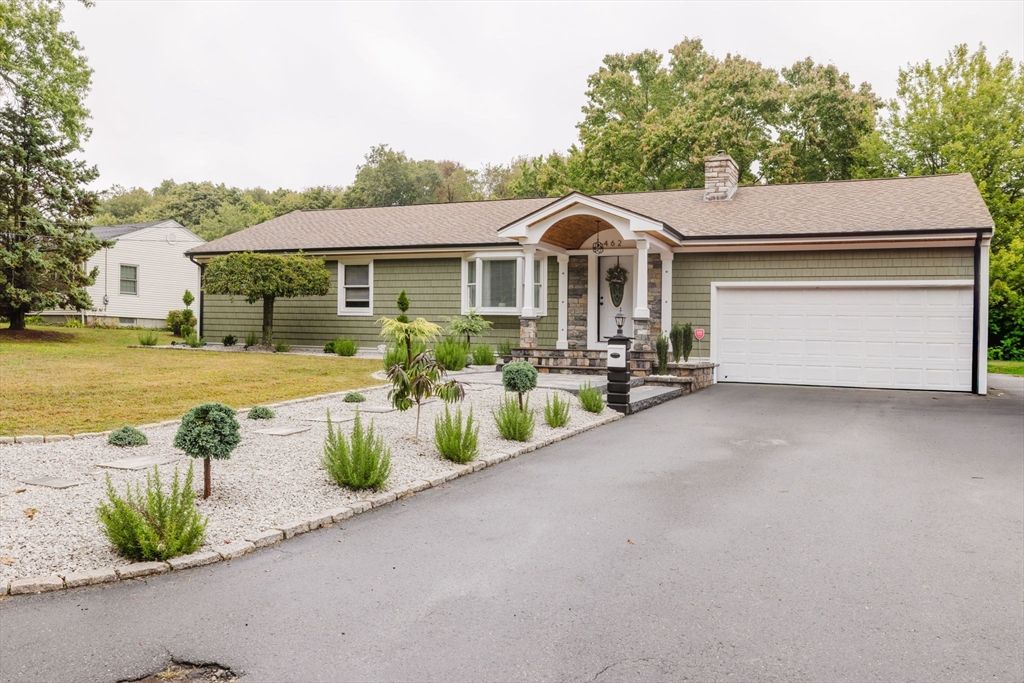 Attached, Exterior, Facade, Ranch
