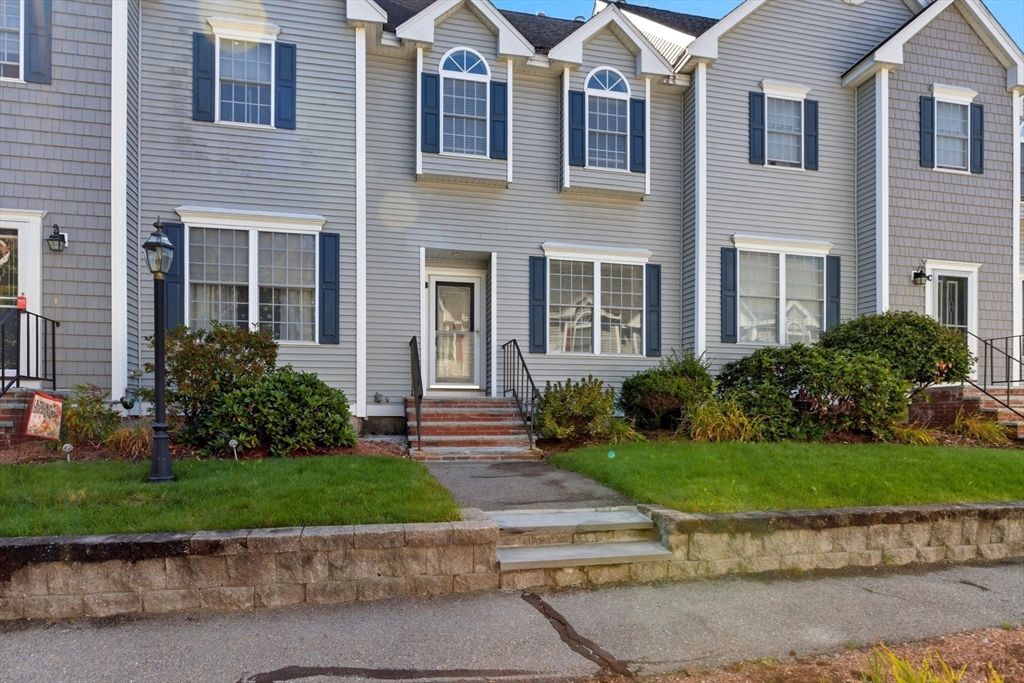 Exterior, Facade, Rowhouse