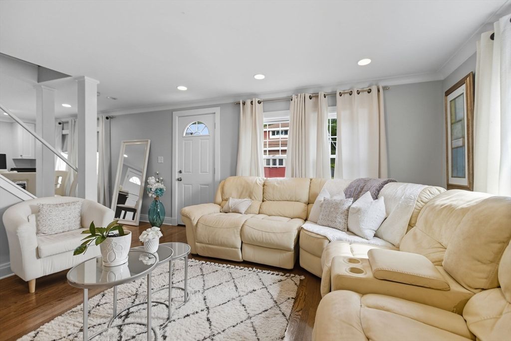Interior, Living room, Recessed Lighting, Wood Texture Flooring
