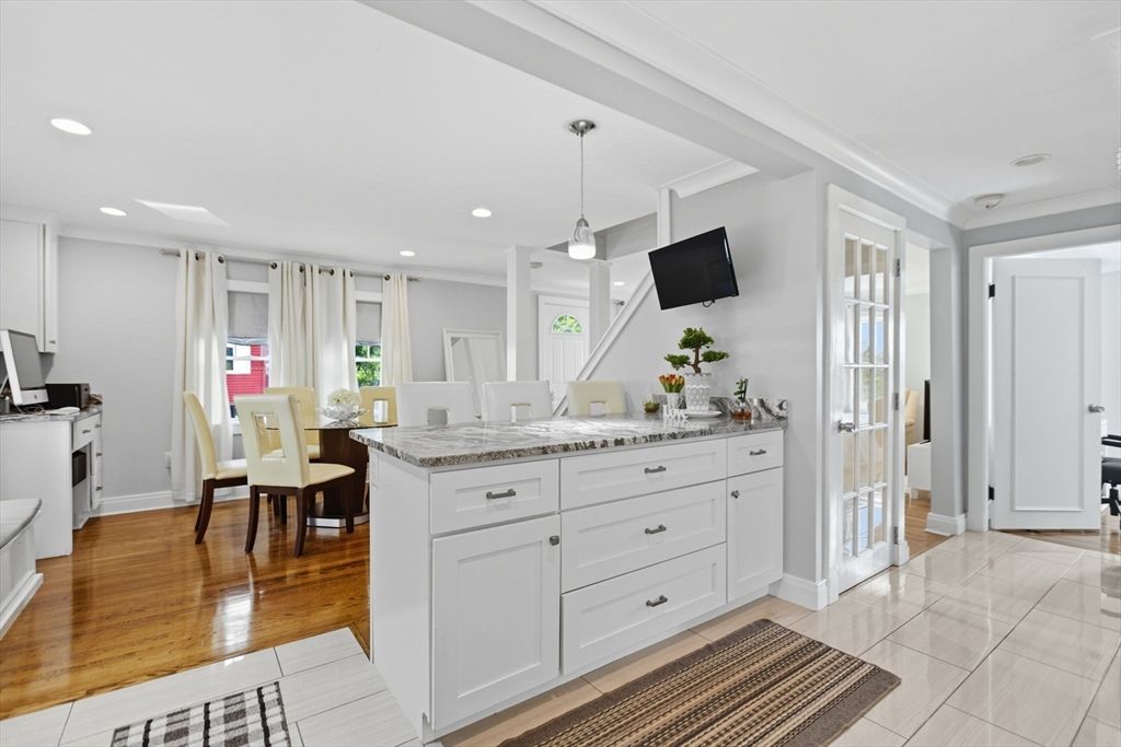 Dining room, Interior, Kitchen, Pendant Lights, Recessed Lighting, Wood Texture Flooring