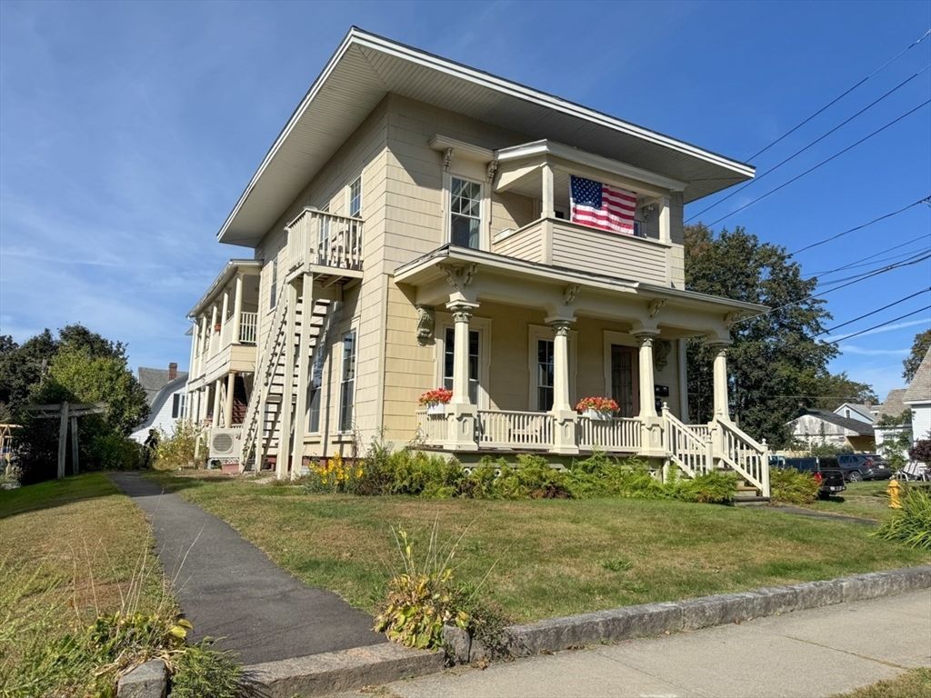 Exterior, Facade, American Foursquare
