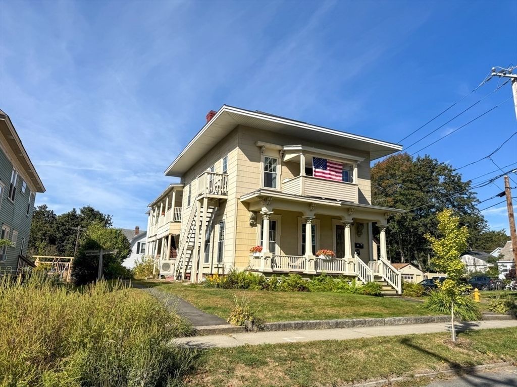 Exterior, Facade, American Foursquare