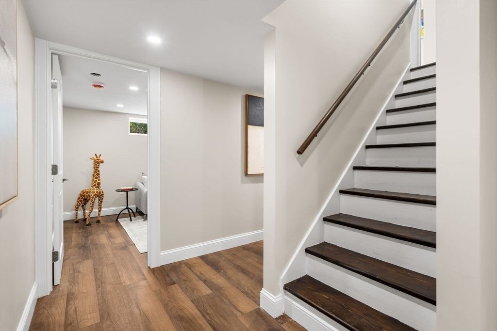 Interior, Recessed Lighting, Wood Texture Flooring