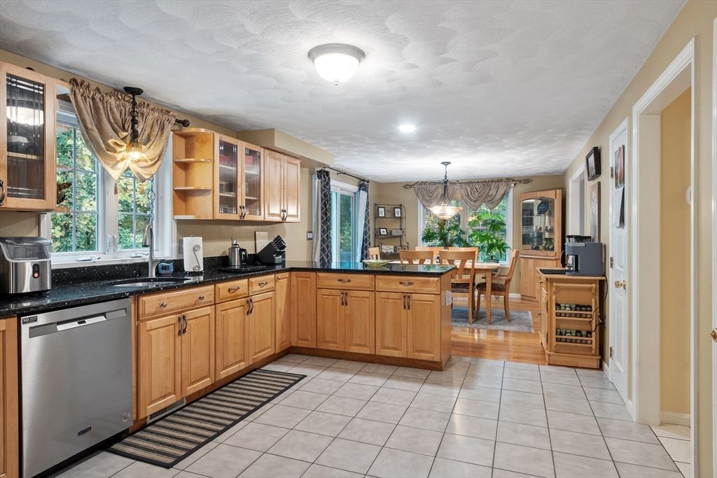 Dining room, Interior, Kitchen, Pendant Lights, Recessed Lighting, Wood Texture Flooring