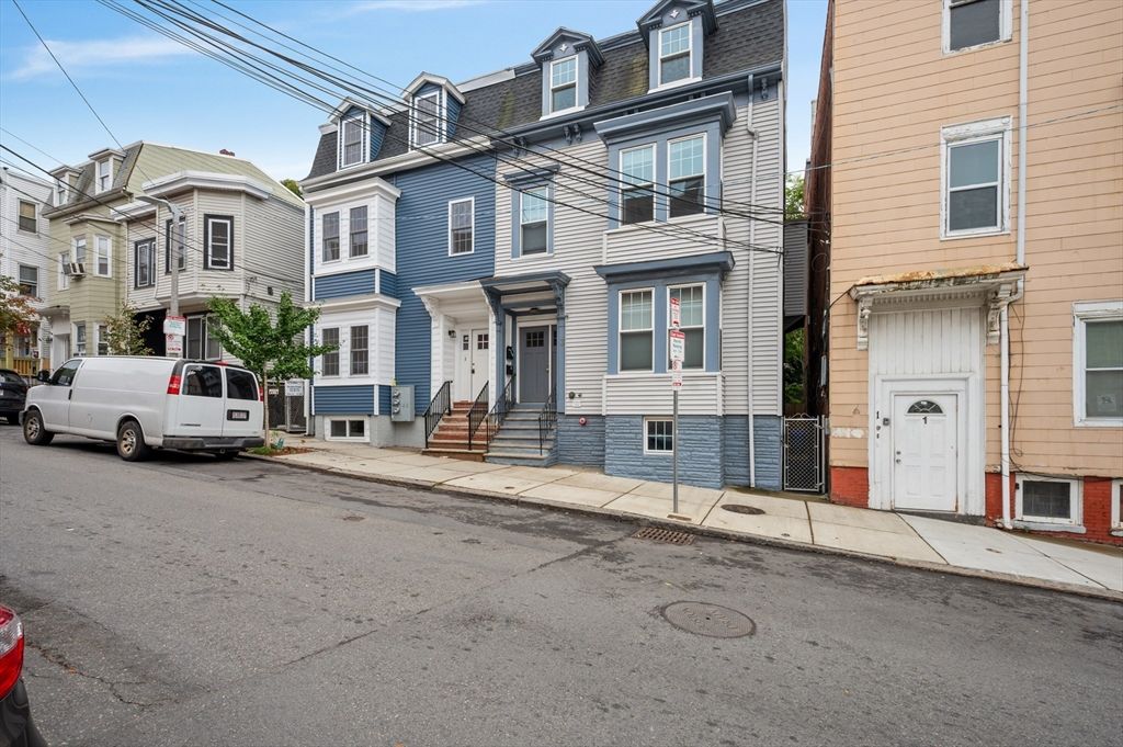 Exterior, Facade, Rowhouse