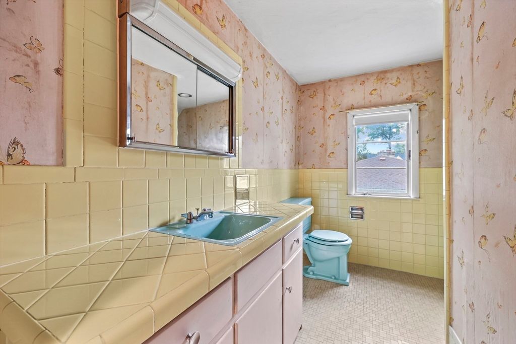 Bathroom, Interior, Tile Countertops