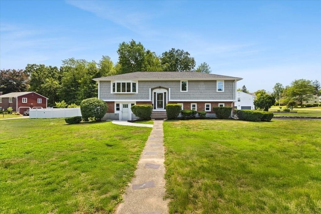 Backyard, Exterior, Facade, Raised Ranch