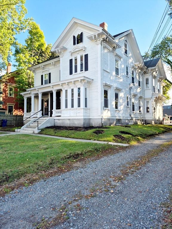 Exterior, Facade, Farmhouse