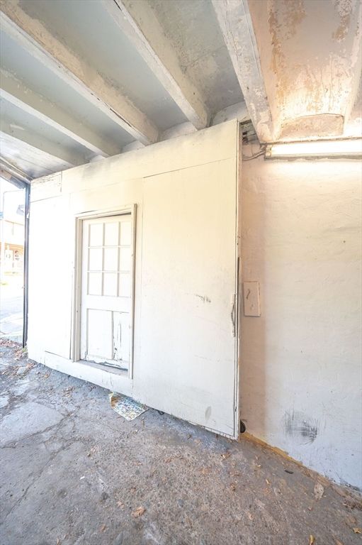 Empty room, Interior