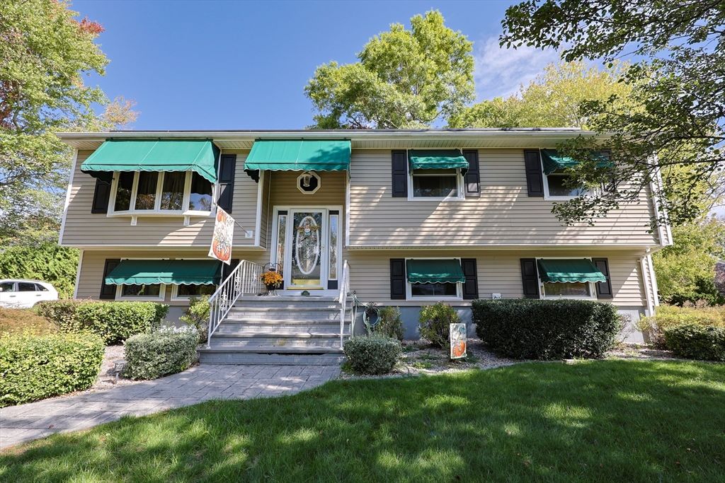 Exterior, Facade, Raised Ranch