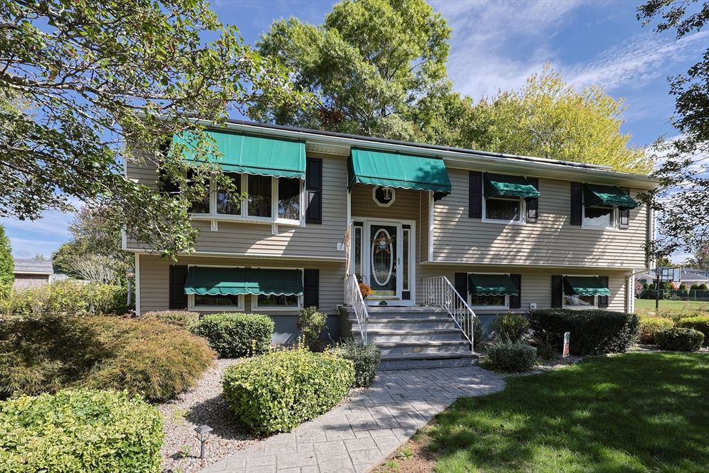 Exterior, Facade, Raised Ranch