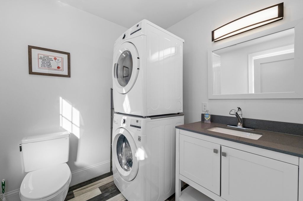 Interior, Utility Closets, Washer, Wood Texture Flooring