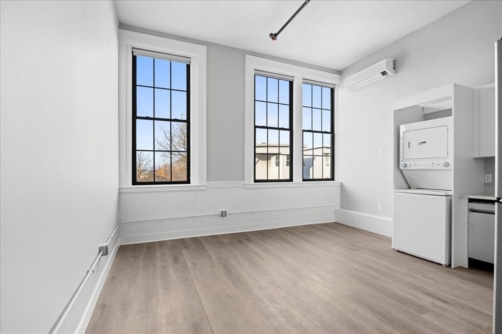 Interior, Utility Closets, Washer, Wood Texture Flooring