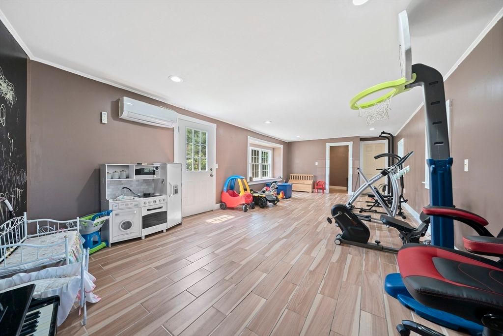 Fitness Equipment, Interior, Recessed Lighting, Wood Texture Flooring