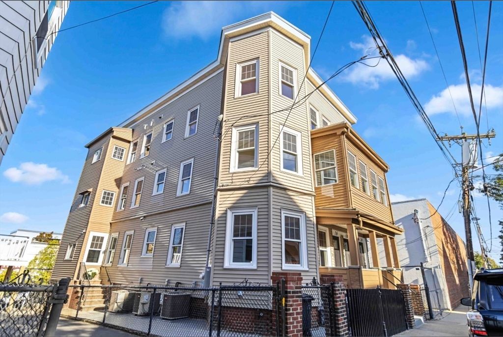 Exterior, Facade, Rowhouse