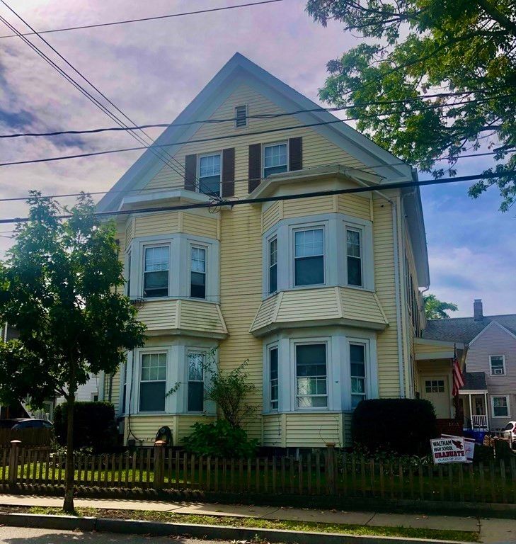 Exterior, Facade, Queen Anne Victorian