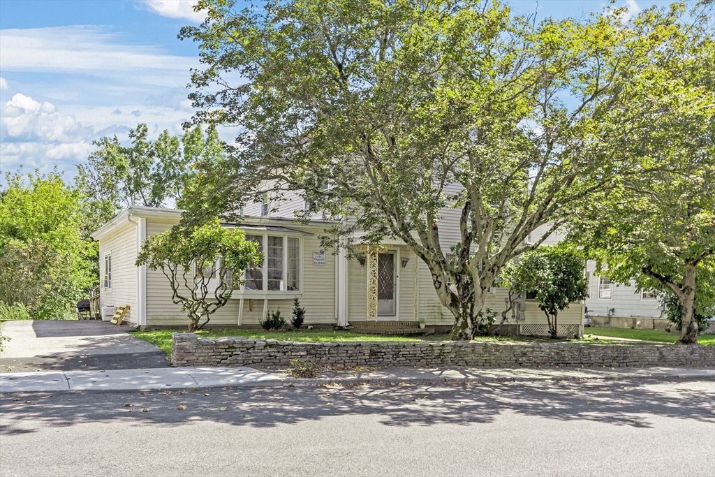 Exterior, Facade, Ranch