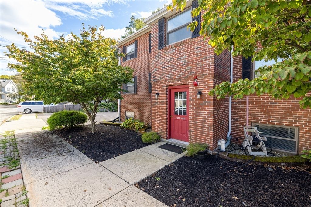 Exterior, Facade, Brick Facade, Rowhouse