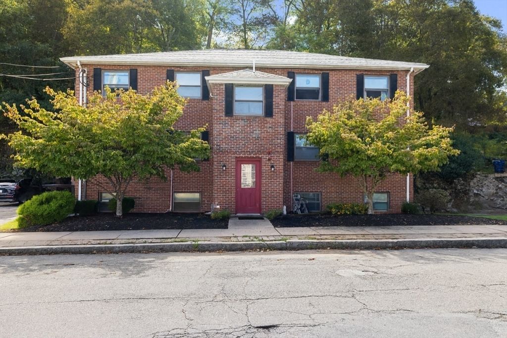 Exterior, Facade, Brick Facade, Georgian