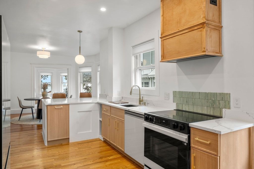Dining room, Interior, Kitchen, Pendant Lights, Recessed Lighting, Wood Texture Flooring