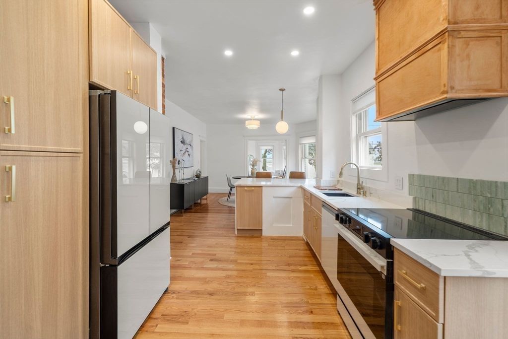 Interior, Kitchen, Pendant Lights, Recessed Lighting, Wood Texture Flooring