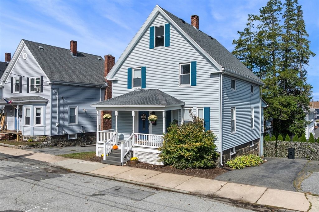 Backyard, Exterior, Facade, Queen Anne Victorian